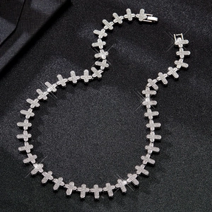 Detail einer 13mm Iced-Out Kreuzkette im Hip-Hop-Stil mit weißen Zirkoniasteinen