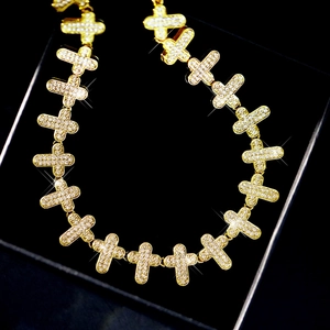 Hip-Hop Goldkette 13mm mit Kreuzanhängern und funkelnden Kristallen im Iced-Out Stil