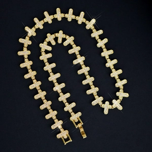 Detailansicht der 13 mm Gold-Kreuzkette mit Pavé-besetzten funkelnden Kristallen