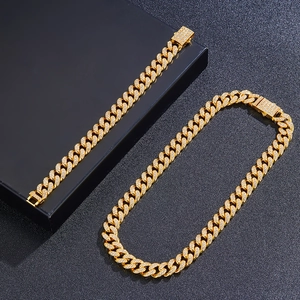 Détail de la parure collier et bracelet Cuban Link dorée sertie de strass