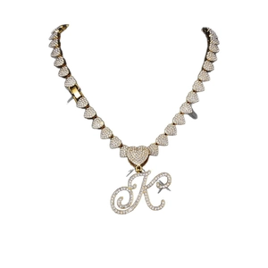 Collana hip hop con maglie a cuore dorate e pendente a lettera K con strass