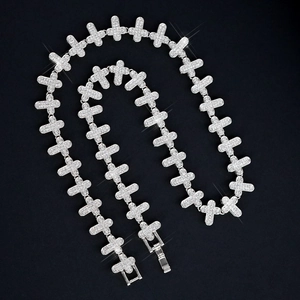 Detail der 13mm silbernen Kreuzkette mit Zirkonia-Steinen und sicherem Klappverschluss