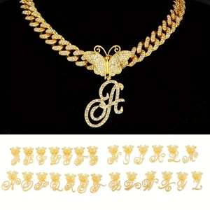 Vue détaillée des pendentifs alphabet papillon glacés en 26 variantes de A à Z