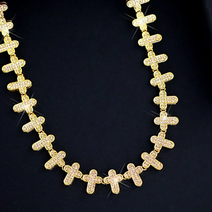 Makroaufnahme einer 13mm Gold-Hip-Hop-Halskette mit eisgekühlten Kreuzgliedern und Steinen