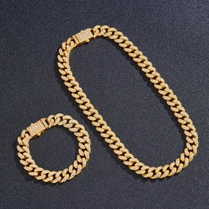 Ensemble collier et bracelet à maillons cubains dorés avec strass étincelants