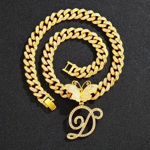 Chaîne cubaine dorée hip hop avec pendentif papillon et lettre D cursive sertis de diamants