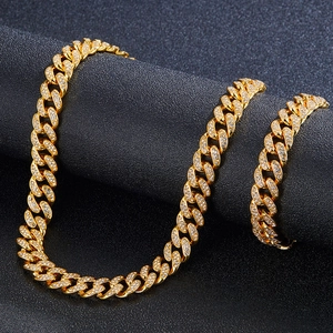 Détail d'une chaîne cubaine de 12 mm plaquée or ornée de strass brillants et luxueux