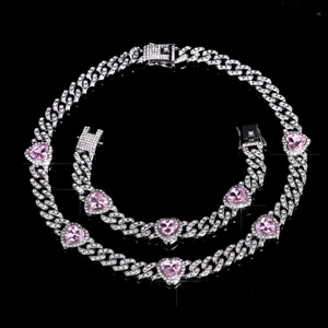 Set collana e bracciale a catena cubana con cuori in cristallo rosa luccicante