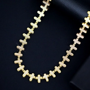 Nahaufnahme der Hip-Hop-Goldkette mit 13mm Kreuzanhängern und Diamantbesatz-Details