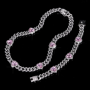 Set collana e bracciale a maglia cubana argento con cuori di strass rosa su fondo nero