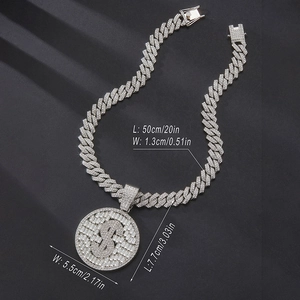 Détail du pendentif signe dollar argenté serti de strass avec dimensions 7,7x5,5cm sur noir