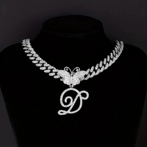 Collier chaîne cubaine argentée avec pendentif papillon et lettre D serti de strass