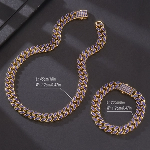 Détail de la chaîne cubaine dorée 12mm avec strass bleus montrant longueurs 18 et 8 pouces
