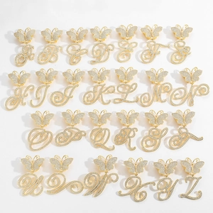 Pendentifs alphabet papillon dorés avec pierres de zircone étincelantes