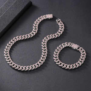 Détail de l'ensemble collier et bracelet à maillons cubains 12mm en strass rose