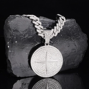 Zilverkleurige hiphop ketting met een kristallen sterhanger en een glanzende Cubaanse link