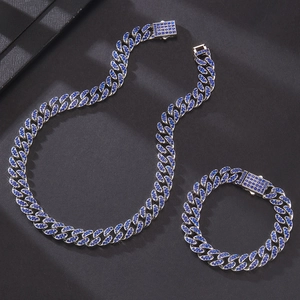 Détail de l'ensemble collier et bracelet à mailles cubaines serti de strass bleus