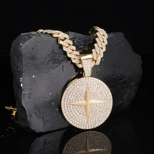 Macro-opname van gouden Cubaanse ketting met ronde hanger voorzien van sterpatroon