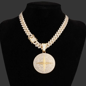 Detail van hip-hop Cuban chain met groot rond medaillon en fonkelend stermotief