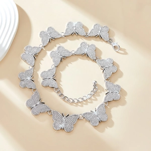 Collier papillon argenté avec strass brillants et chaîne réglable à fermoir mousqueton