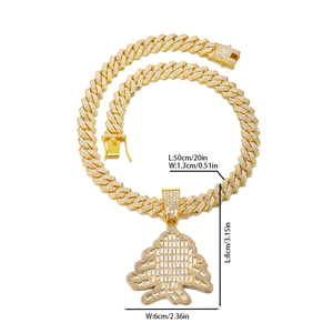 Vue détaillée du collier chaîne cubaine avec pendentif cèdre montrant les mesures précises