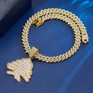 Collier chaîne cubaine dorée avec grand pendentif main serti sur velours bleu