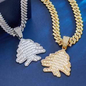 Détail macro de pendentifs cèdre glacés en or et argent avec zircons cubiques