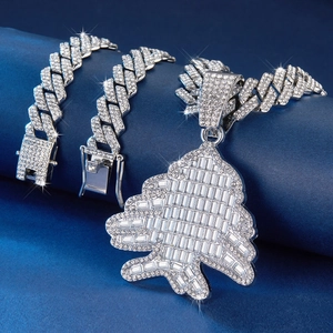 Gros plan du pendentif cèdre argenté sur un ensemble de chaînes cubaines en strass