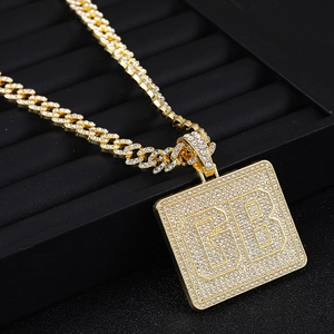 Collana con pendente quadrato con lettere GB e catena cubana con strass lucidi