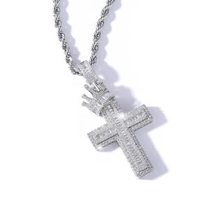 Collana hip hop con ciondolo a croce corona, zirconi cubici e catena a corda ritorta