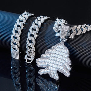 Détail de la chaîne cubaine en argent avec pendentif sapin de Noël serti de cristaux
