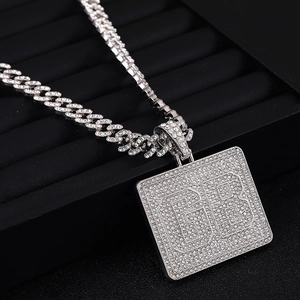 Collana a catena cubana ghiacciata con ciondolo quadrato e cristalli lucidi lettera GB