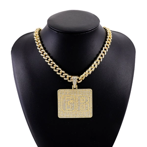 Collana cubana hip hop dorata con ciondolo quadrato con strass e lettere GB