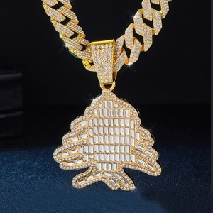 Vue macro détaillée du pendentif sapin de Noël hip-hop doré serti de strass brillants