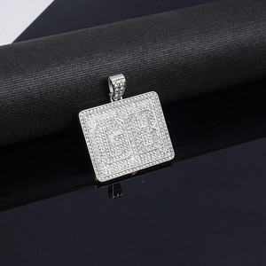 Dettaglio del ciondolo quadrato argento con numero 68 e pavé di diamanti su sfondo nero