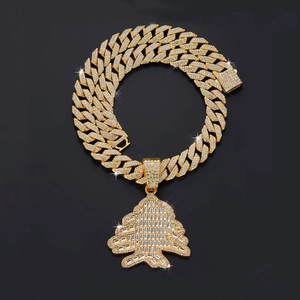 Gros plan d'une chaîne cubaine avec pendentif cèdre serti de strass brillants