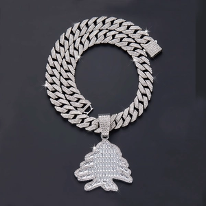 Gros plan du pendentif Cèdre du Liban serti de strass sur une chaîne à maillons cubains