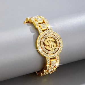 Makro-Detail des vergoldeten Cuban-Link-Armbands mit vereistem Dollarzeichen-Anhänger