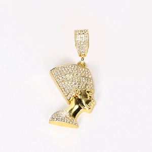 Collier pendentif Néfertiti doré orné de strass brillants style hip hop