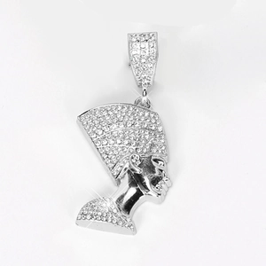Collier pendentif Reine Néfertiti argenté avec cristaux pavés sur fond blanc pur