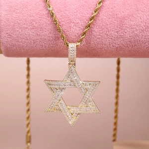 Nahaufnahme des funkelnden Hexagramm-Anhängers mit Zirkonia an einer goldenen Kette