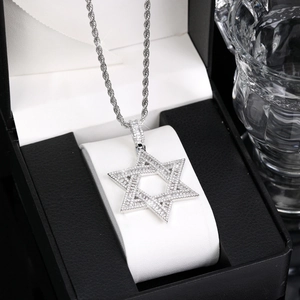Nahaufnahme eines silbernen Hexagramm-Stern-Anhängers mit Pavé-Diamanten an einer Seilkette