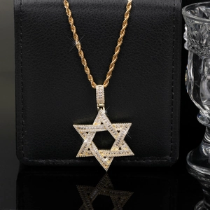 Detailaufnahme des vergoldeten Hexagramm-Anhängers mit Zirkonia-Steinen und Kordelkette