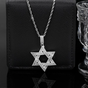 Nahaufnahme des Hexagramm-Anhängers mit Zirkonia und Kordelkette auf dunklem Leder