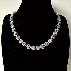 Collana a fiori in argento con cristalli scintillanti su un bustino in velluto nero