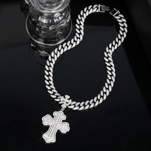 Collana Cuban link argento con grande ciondolo a croce pavé su specchio nero