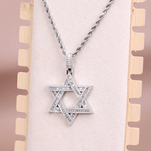 Vereister Hexagramm Stern-Anhänger mit weißen Diamanten an einer silbernen Kordelkette