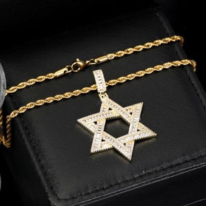 Iced Out Gold Davidstern Anhänger Halskette mit Kristallen auf einer Schmuckschatulle