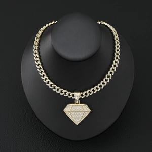 Collana hip hop in oro con catena cubana e grande ciondolo a forma di diamante con strass