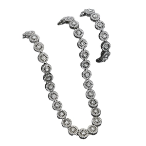Set collana e bracciale con strass argentati brillanti per uno stile hip hop alla moda